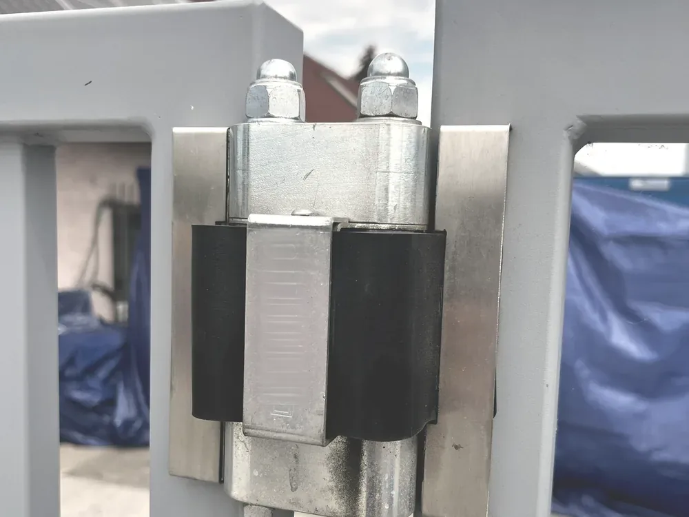Joint and hinge hardware of a folding leaf