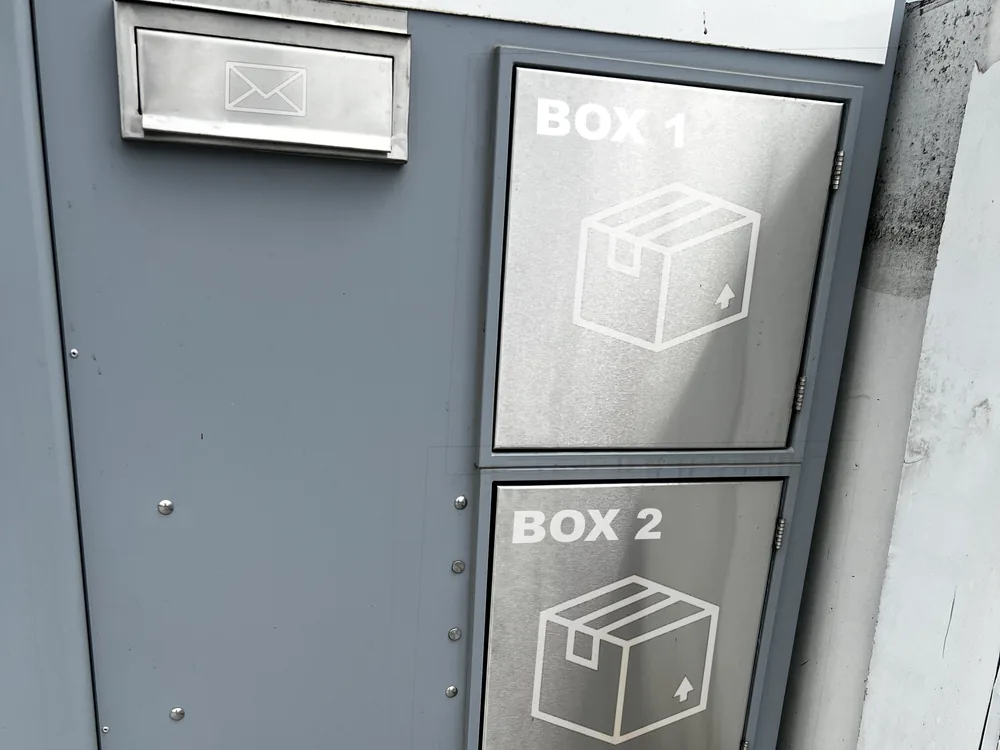 Poštová schránka a balíkoboxy v stĺpiku brány