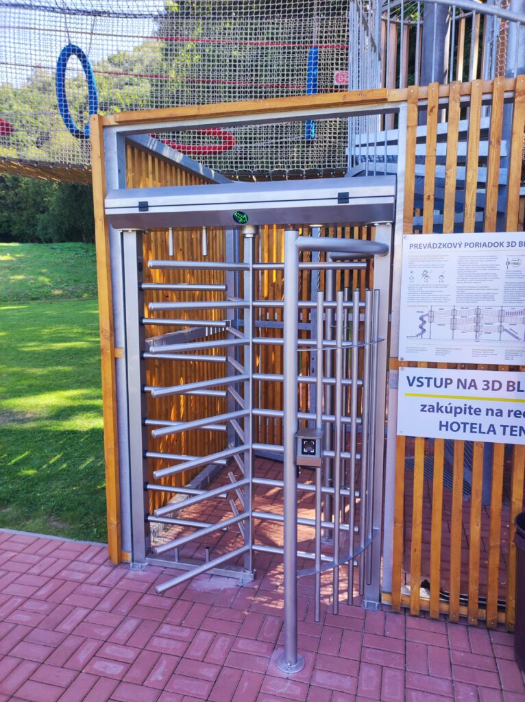 Tu máš pripravený alt text pre turniket určený na vstup do zábavnej zóny — technický, vecný a SEO‑vhodný.
🔵 ALT TEXT (hlavná verzia)
„Turniket pre vstup do zábavnej zóny – riadený prechod návštevníkov, bezpečná kontrola vstupu a plynulý pohyb osôb.