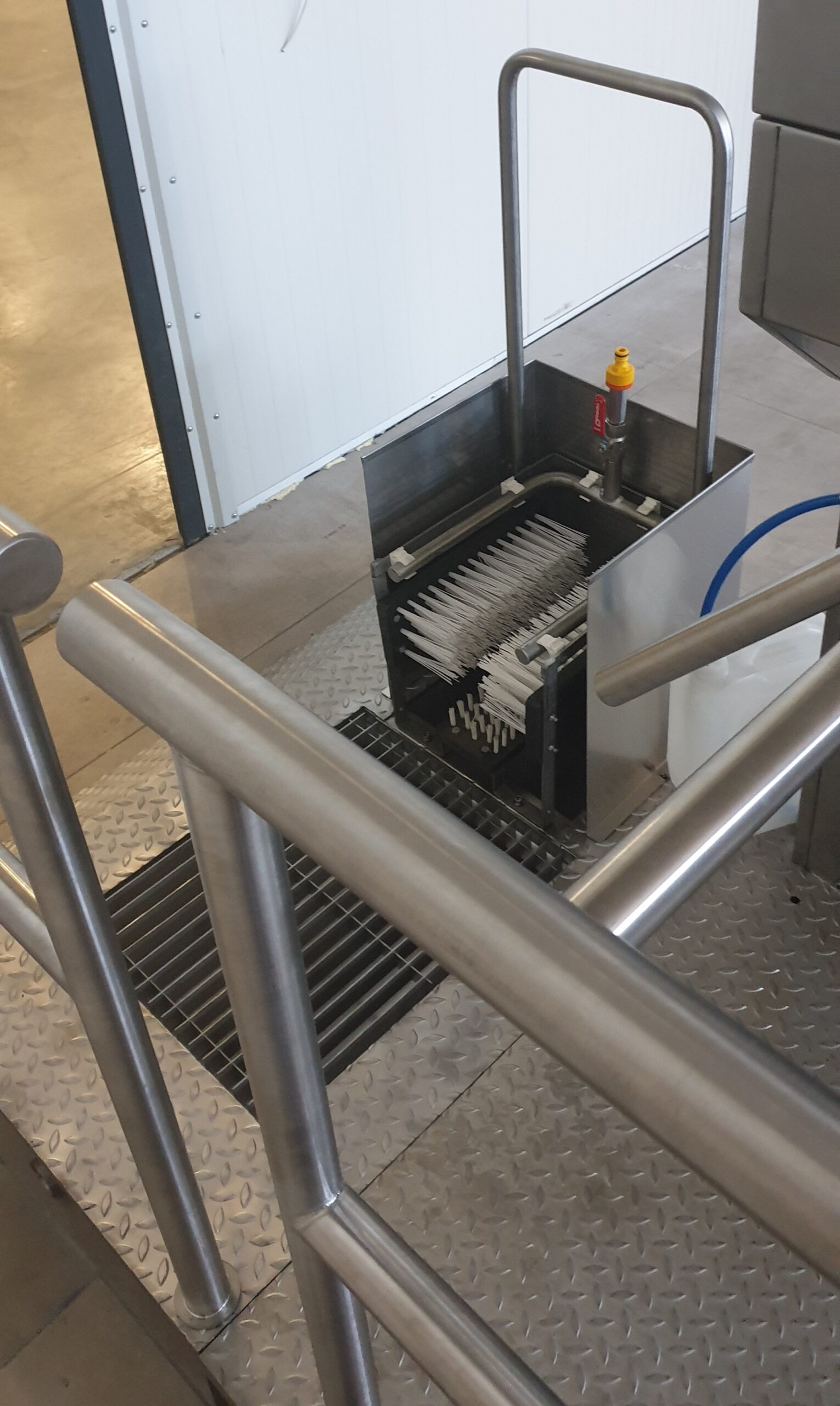 vydezinfikovanie rúk a čistenie obuvi Morez