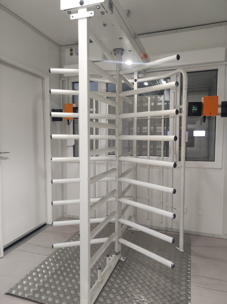 Celoosobový turniket s vysokou úrovňou bezpečnosti, vhodný pre stavebné projekty, priemyselné prevádzky a vstupné systémy s požiadavkou na presnú evidenciu pracovníkov.