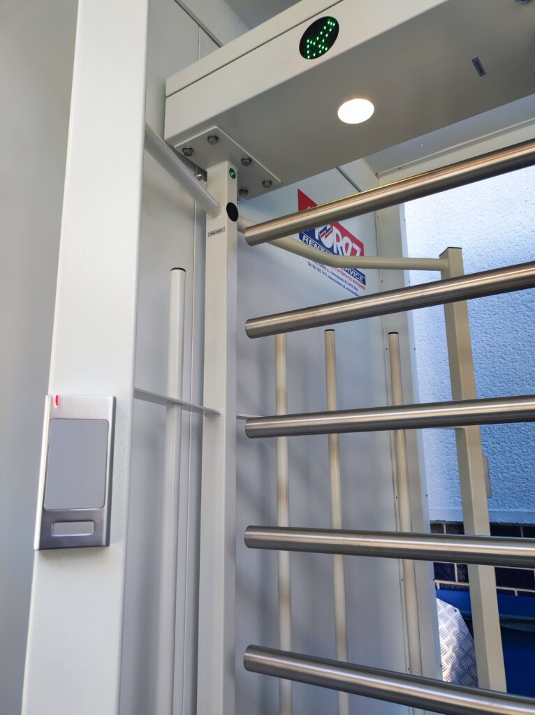 Celoosobový turniket pre kontrolu vstupu a riadenie prístupu – bezpečné riešenie pre stavby a priemysel.