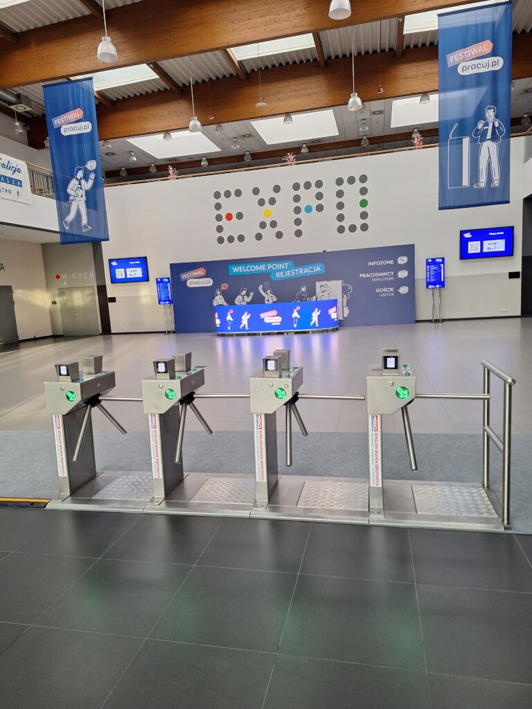 Prenosný turniket MOREZ na výstave, kontrola vstupu návštevníkov