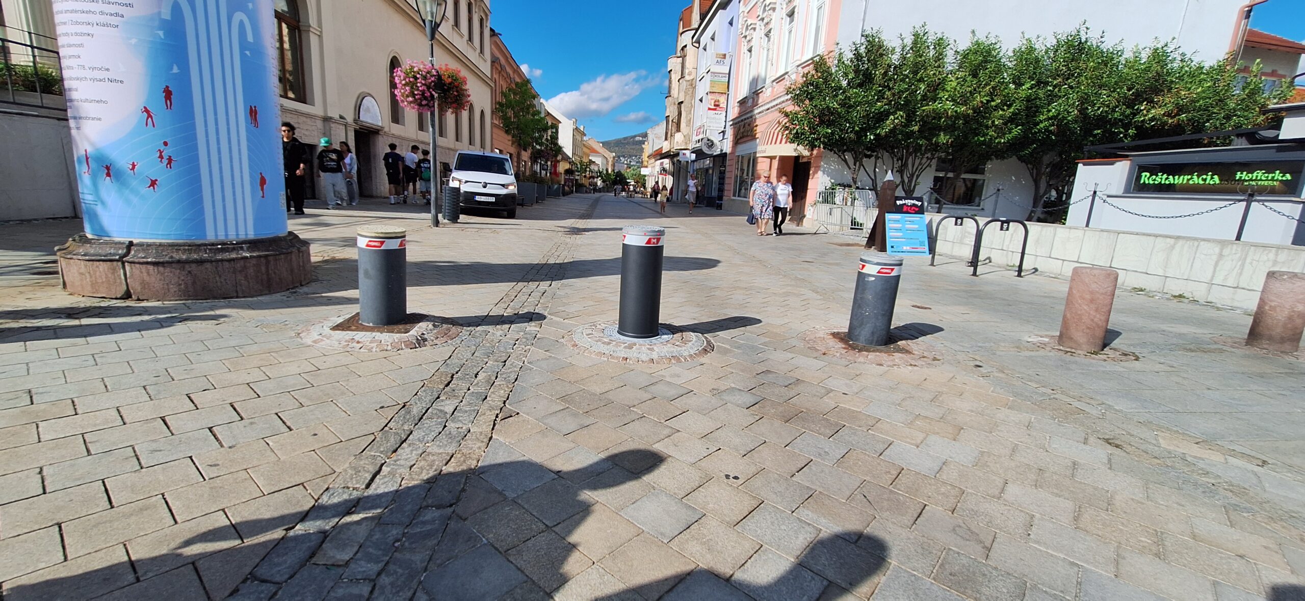 &Aacute;no, upravila by som tie dve formul&aacute;cie tak, aby boli prirodzenej&scaron;ie a technicky presnej&scaron;ie: Rekon&scaron;trukcia v&yacute;suvn&yacute;ch stĺpikov pe&scaron;ej z&oacute;ny v Nitre &Scaron;tef&aacute;nikova trieda a Kupeck&aacute; ulica, Nitra V r&aacute;mci rekon&scaron;trukcie v&yacute;suvn&yacute;ch stĺpikov pe&scaron;ej z&oacute;ny Mesta Nitra sme p&ocirc;vodn&eacute; stĺpiky vymenili za nov&eacute;, bezpečnej&scaron;ie rie&scaron;enie od talianskeho v&yacute;robcu MAC S.r.l. Nov&eacute; v&yacute;suvn&eacute; stĺpiky s&uacute; vybaven&eacute; okrem indukčn&yacute;ch bezpečnostn&yacute;ch slučiek aj senzorick&yacute;m bezpečnostn&yacute;m klob&uacute;kom, ktor&yacute; zvy&scaron;uje ochranu chodcov a zabraňuje zraneniu osoby pri zač&iacute;naj&uacute;com pohybe stĺpika. Stĺpik m&aacute; z&aacute;roveň celkov&uacute; v&yacute;&scaron;ku 700 mm, čo je o 100 mm viac ako pri p&ocirc;vodnom rie&scaron;en&iacute;. Vy&scaron;&scaron;ia viditeľnosť stĺpikov z kab&iacute;ny vozidla zlep&scaron;uje orient&aacute;ciu vodičov z&aacute;sobovania a znižuje riziko kol&iacute;zie. V&yacute;sledkom rekon&scaron;trukcie je bezpečnej&scaron;ia a spoľahlivej&scaron;ia prev&aacute;dzka v&yacute;suvn&yacute;ch stĺpikov pre vodičov aj obyvateľov pe&scaron;ej z&oacute;ny &ndash; bez potreby in&scaron;tal&aacute;cie semaforov, ktor&eacute; v danom priestore nebolo možn&eacute; použiť. Takto je to podľa mňa plynulej&scaron;ie a &bdquo;zlep&scaron;uje orient&aacute;ciu vodičov z&aacute;sobovania&ldquo; znie lep&scaron;ie než p&ocirc;vodn&eacute; &bdquo;pom&aacute;ha vodičom, aby na stĺpiky videli&ldquo;. zhrnutie Na web ako kr&aacute;tke zhrnutie referencie by som dala: Rekon&scaron;trukcia v&yacute;suvn&yacute;ch stĺpikov v Nitre &Scaron;tef&aacute;nikova trieda a Kupeck&aacute; ulica V r&aacute;mci rekon&scaron;trukcie pe&scaron;ej z&oacute;ny Mesta Nitra sme p&ocirc;vodn&eacute; v&yacute;suvn&eacute; stĺpiky vymenili za nov&eacute; bezpečnej&scaron;ie stĺpiky talianskeho v&yacute;robcu MAC S.r.l. Okrem indukčn&yacute;ch bezpečnostn&yacute;ch slučiek s&uacute; vybaven&eacute; aj senzorick&yacute;m bezpečnostn&yacute;m klob&uacute;kom, ktor&yacute; zvy&scaron;uje ochranu chodcov. Nov&eacute; stĺpiky s v&yacute;&scaron;kou 700 mm z&aacute;roveň zlep&scaron;uj&uacute; viditeľnosť pre vodičov z&aacute;sobovac&iacute;ch vozidiel, a t&yacute;m prispievaj&uacute; k bezpečnej&scaron;ej prev&aacute;dzke pe&scaron;ej z&oacute;ny. Reklama Reklamy neovplyvňuj&uacute; odpovede od ChatGPT. Tvoje čety zost&aacute;vaj&uacute; s&uacute;kromn&eacute;. Viac inform&aacute;ci&iacute; o reklam&aacute;ch V r&aacute;mci rekon&scaron;trukcie pe&scaron;ej z&oacute;ny Mesta Nitra sme p&ocirc;vodn&eacute; v&yacute;suvn&eacute; stĺpiky vymenili za nov&eacute; bezpečnej&scaron;ie stĺpiky talianskeho v&yacute;robcu MAC S.r.l. Okrem indukčn&yacute;ch bezpečnostn&yacute;ch slučiek s&uacute; vybaven&eacute; aj senzorick&yacute;m bezpečnostn&yacute;m klob&uacute;kom, ktor&yacute; zvy&scaron;uje ochranu chodcov. Nov&eacute; stĺpiky s v&yacute;&scaron;kou 700 mm z&aacute;roveň zlep&scaron;uj&uacute; viditeľnosť pre vodičov z&aacute;sobovac&iacute;ch vozidiel, a t&yacute;m prispievaj&uacute; k bezpečnej&scaron;ej prev&aacute;dzke pe&scaron;ej z&oacute;ny. meta popis Navrhla by som tento meta popis &mdash; stručn&yacute;, SEO-friendly a prirodzen&yacute;: Meta popis: Rekon&scaron;trukcia v&yacute;suvn&yacute;ch stĺpikov v pe&scaron;ej z&oacute;ne Mesta Nitra. Nov&eacute; bezpečnej&scaron;ie stĺpiky MAC S.r.l. s indukčn&yacute;mi slučkami a senzorick&yacute;m klob&uacute;kom. Morez